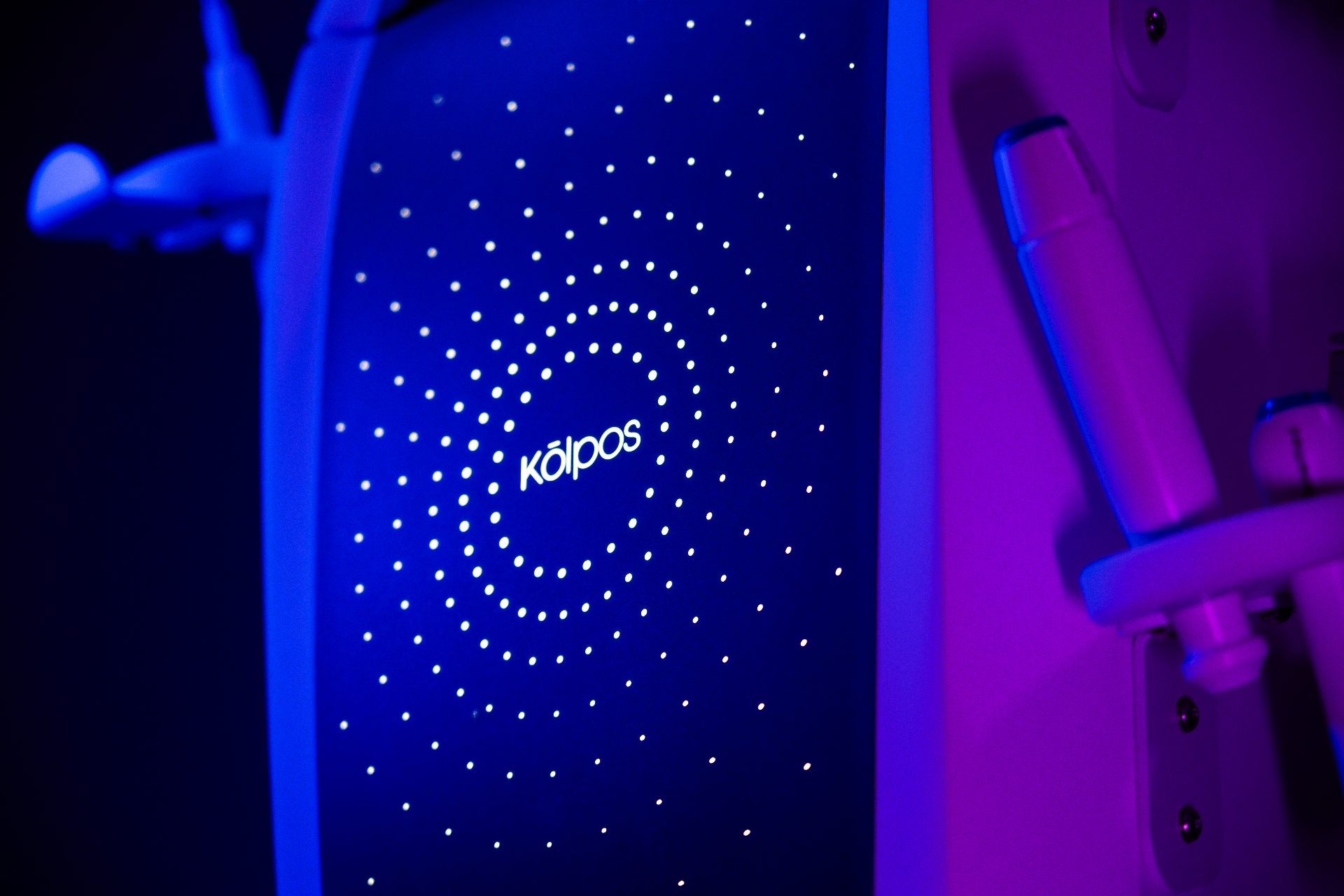 Plataforma Kōlpos by Tonemed sob iluminação dramática